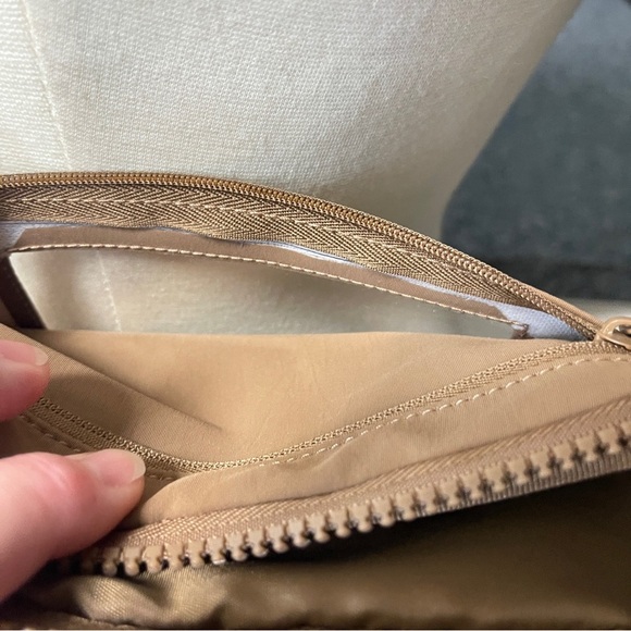 NWT 3-in-1 Crossbody, Belt & Wristlet Bag - Picture 6 of 10